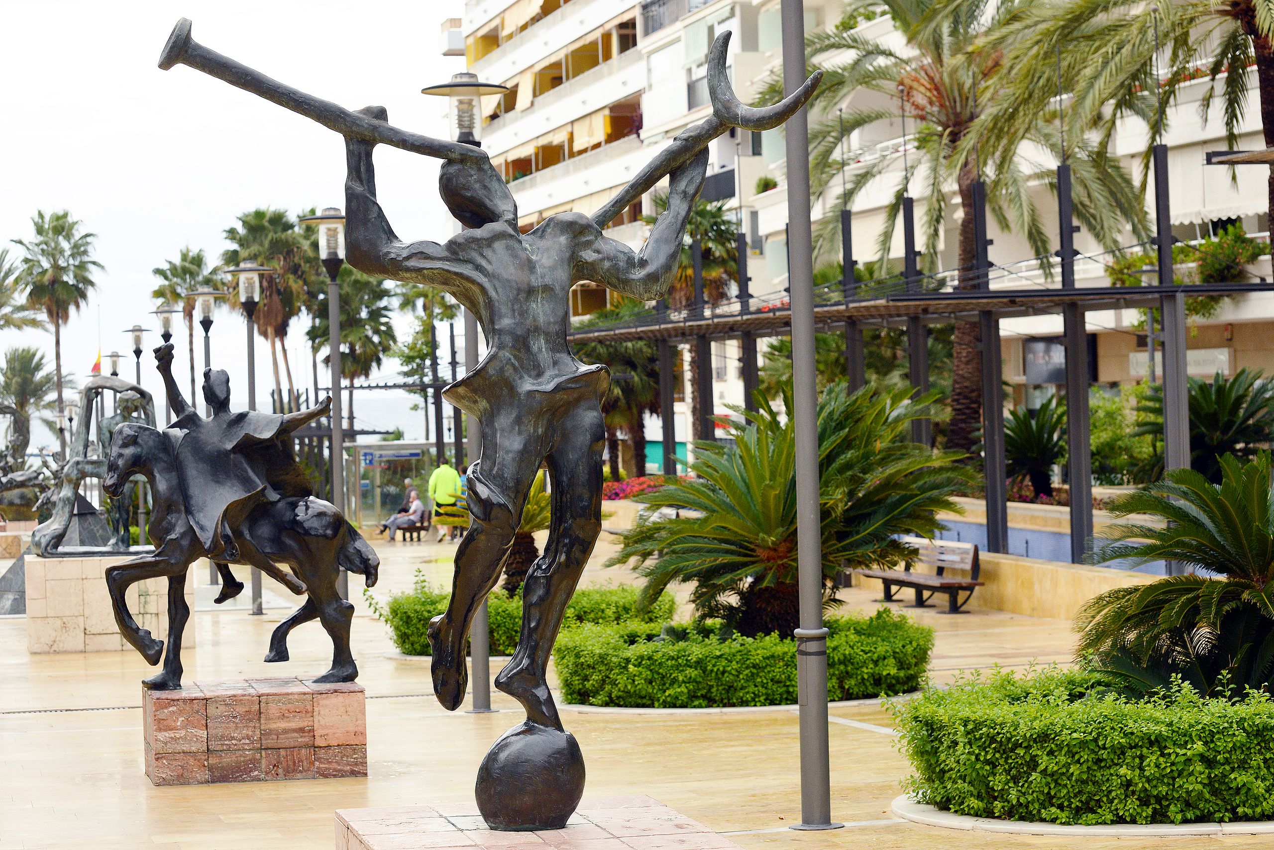 Avenida del Mar sculptures with the sea nearby