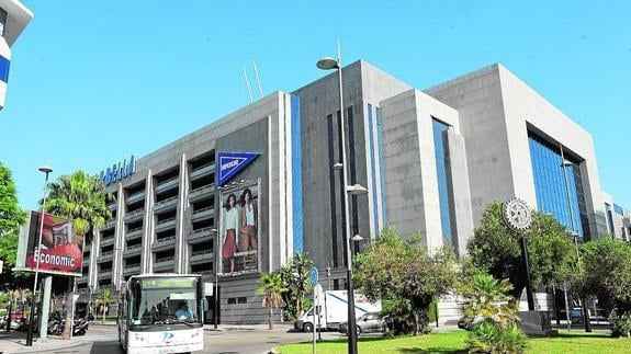 El Corte Inglés Puerto Banús exterior