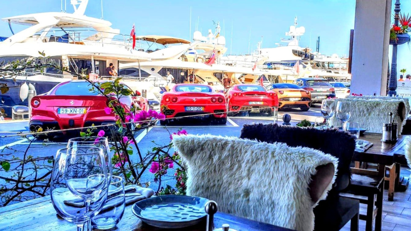 Cafés and restaurants near the marina